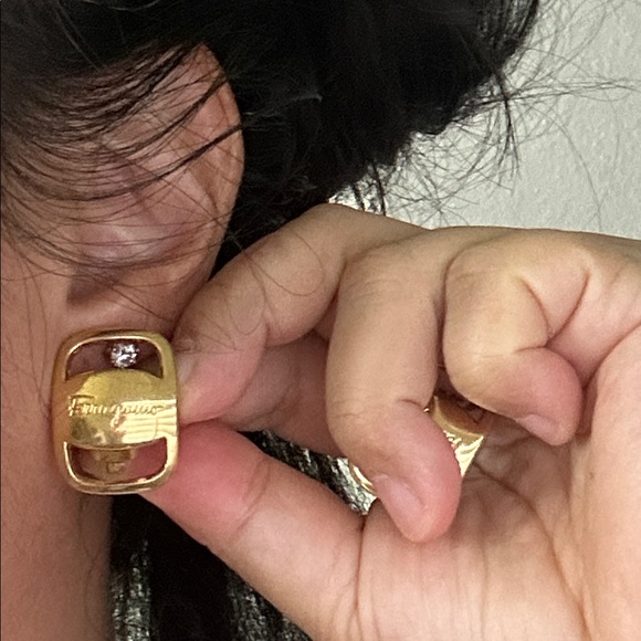 🖤VTG Salvatore Ferragamo Vara Gold Tone Clip-On Earrings - Picture 11 of 15